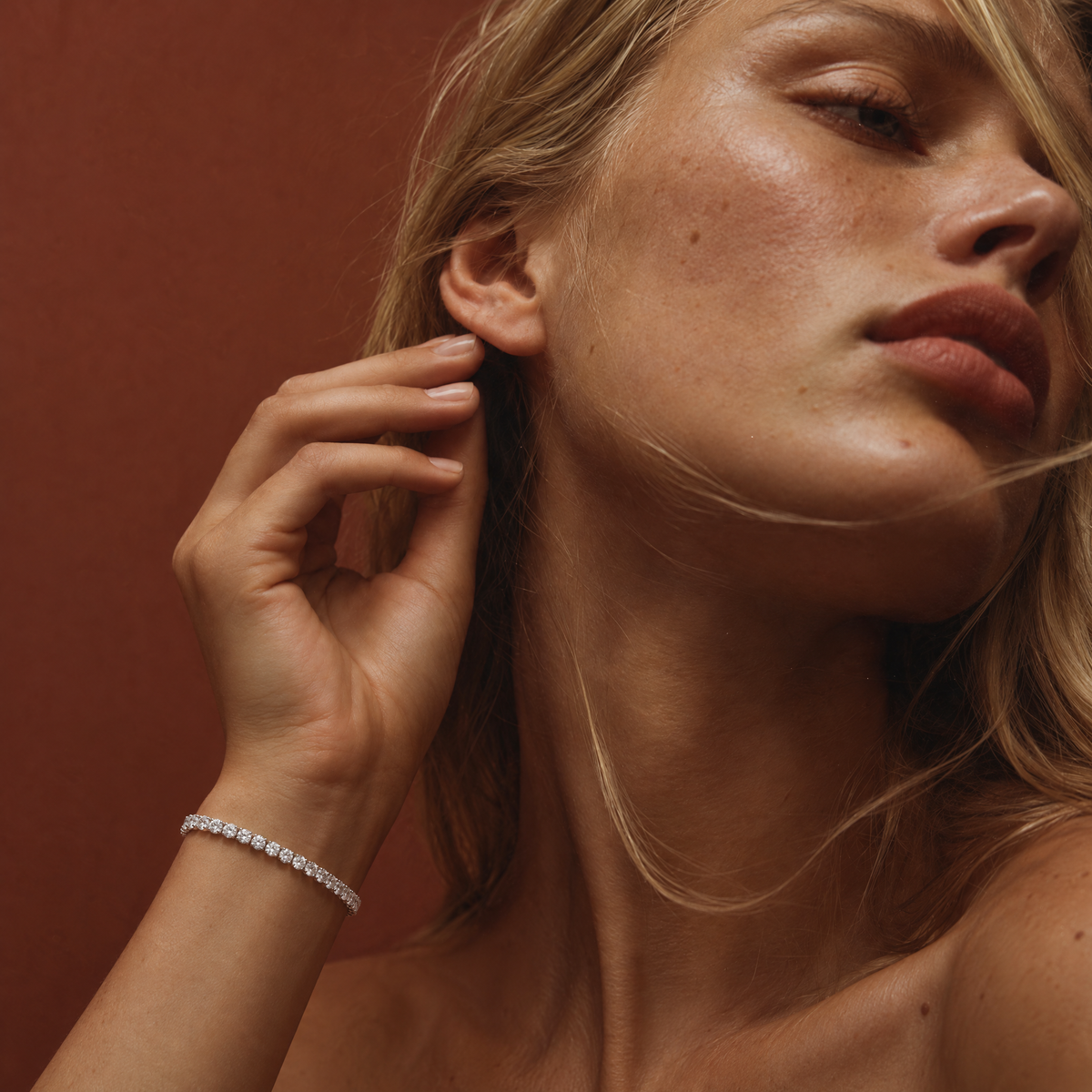 Model wearing a 4 carat lab-grown diamond tennis bracelet in 14K white gold, AI-generated image — DEEVE