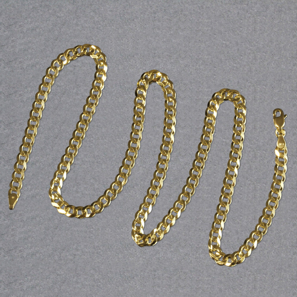Curb chain in 14K yellow gold laid out in loops