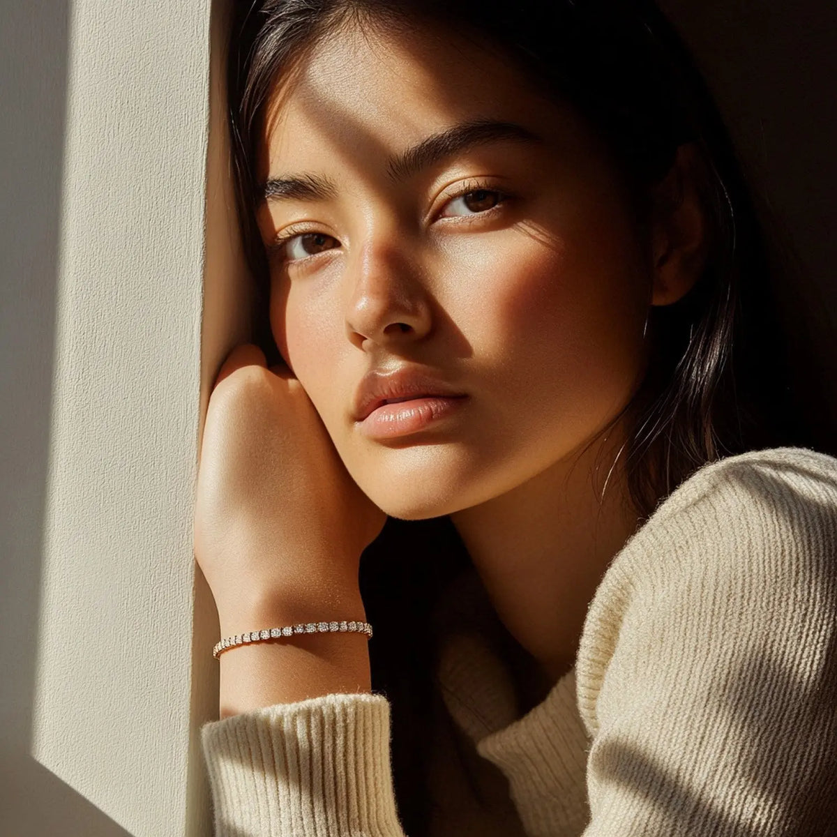 Side profile of 3.00 ct lab-grown diamond tennis bracelet in 14K Solid Gold, box clasp — DEEVE