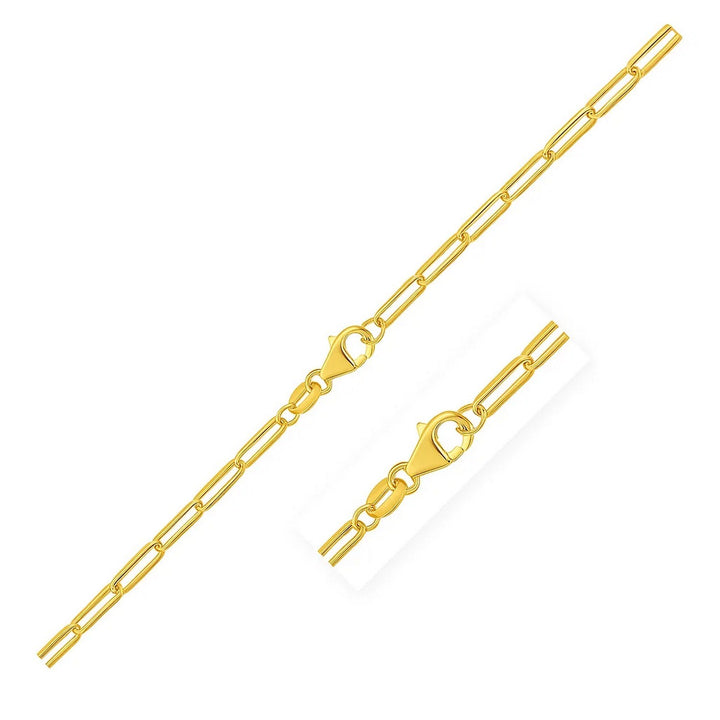 Paperclip chain bracelet in 14K yellow gold, 2.50mm, with a close-up of the clasp and links