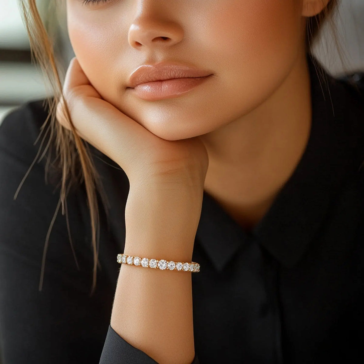 Close-up of 8.00 ct round-cut diamonds in 14K Solid Gold tennis bracelet — DEEVE
